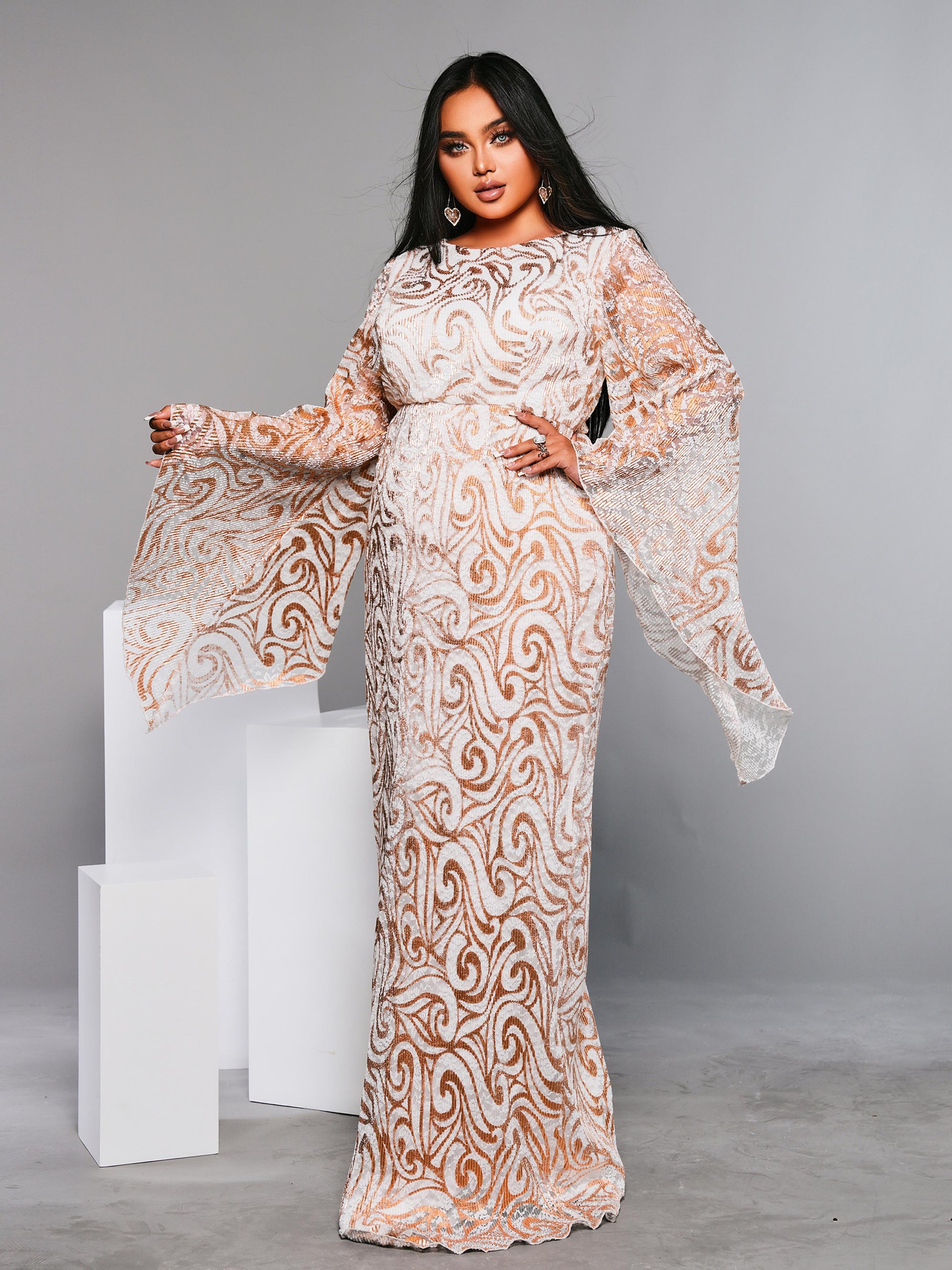 Vestido Dourado Plus Size com Decote Redondo e Manga Sino - Modelo PRX70137