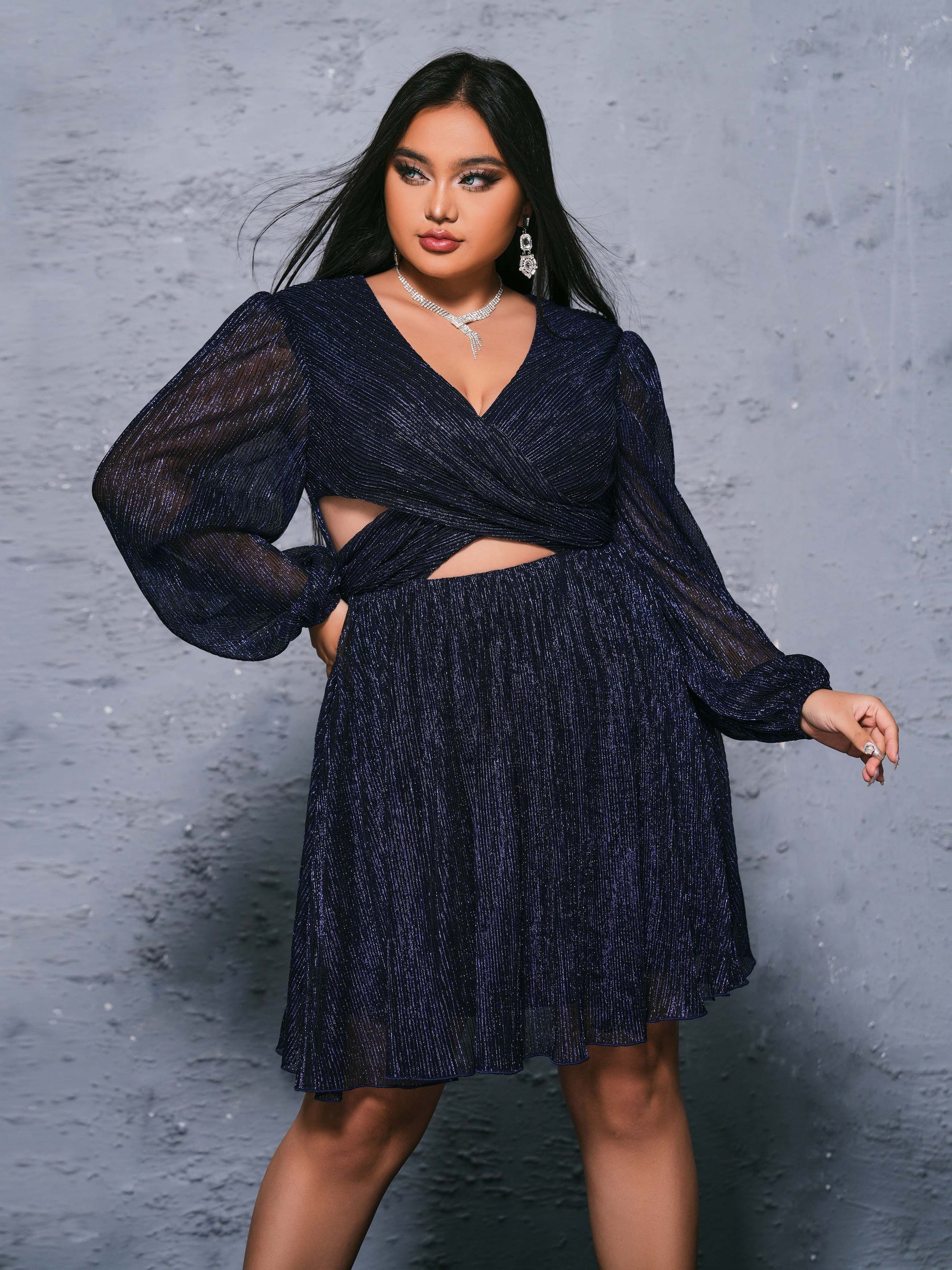 Vestido Mini Plissado Plus Size com Recorte e Decote em V - PRH30448