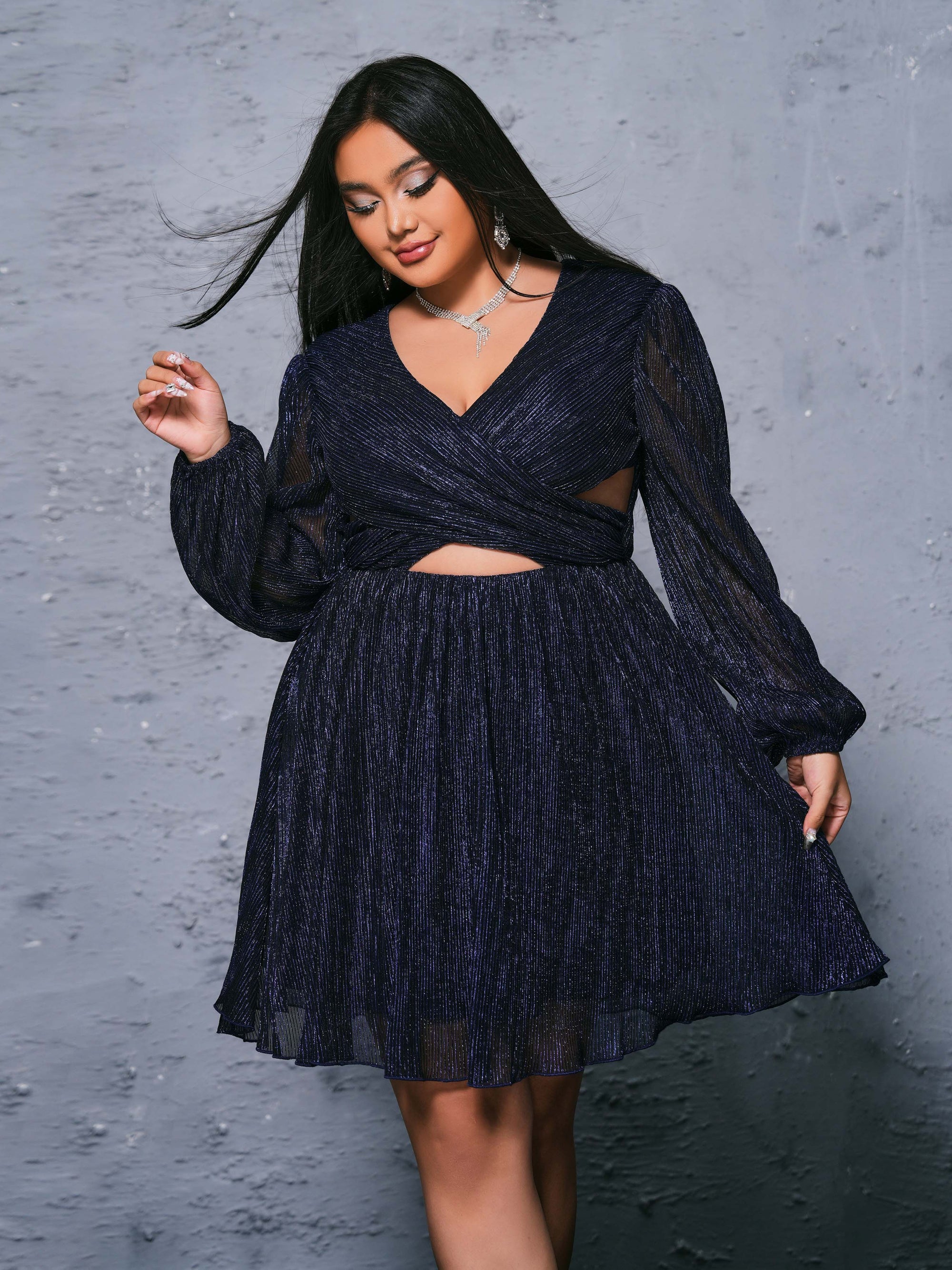 Vestido Mini Plissado Plus Size com Recorte e Decote em V - PRH30448