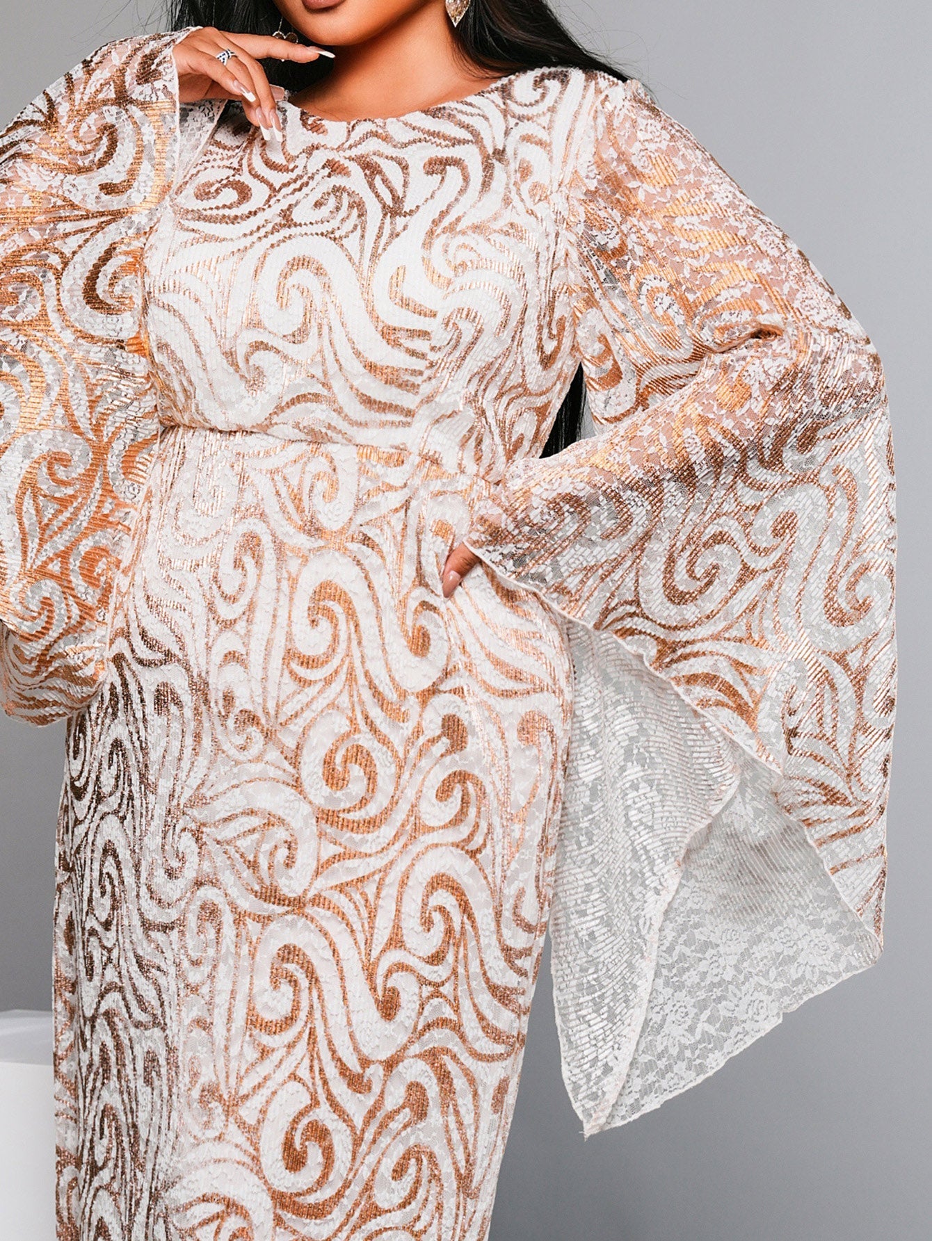 Vestido Dourado Plus Size com Decote Redondo e Manga Sino - Modelo PRX70137