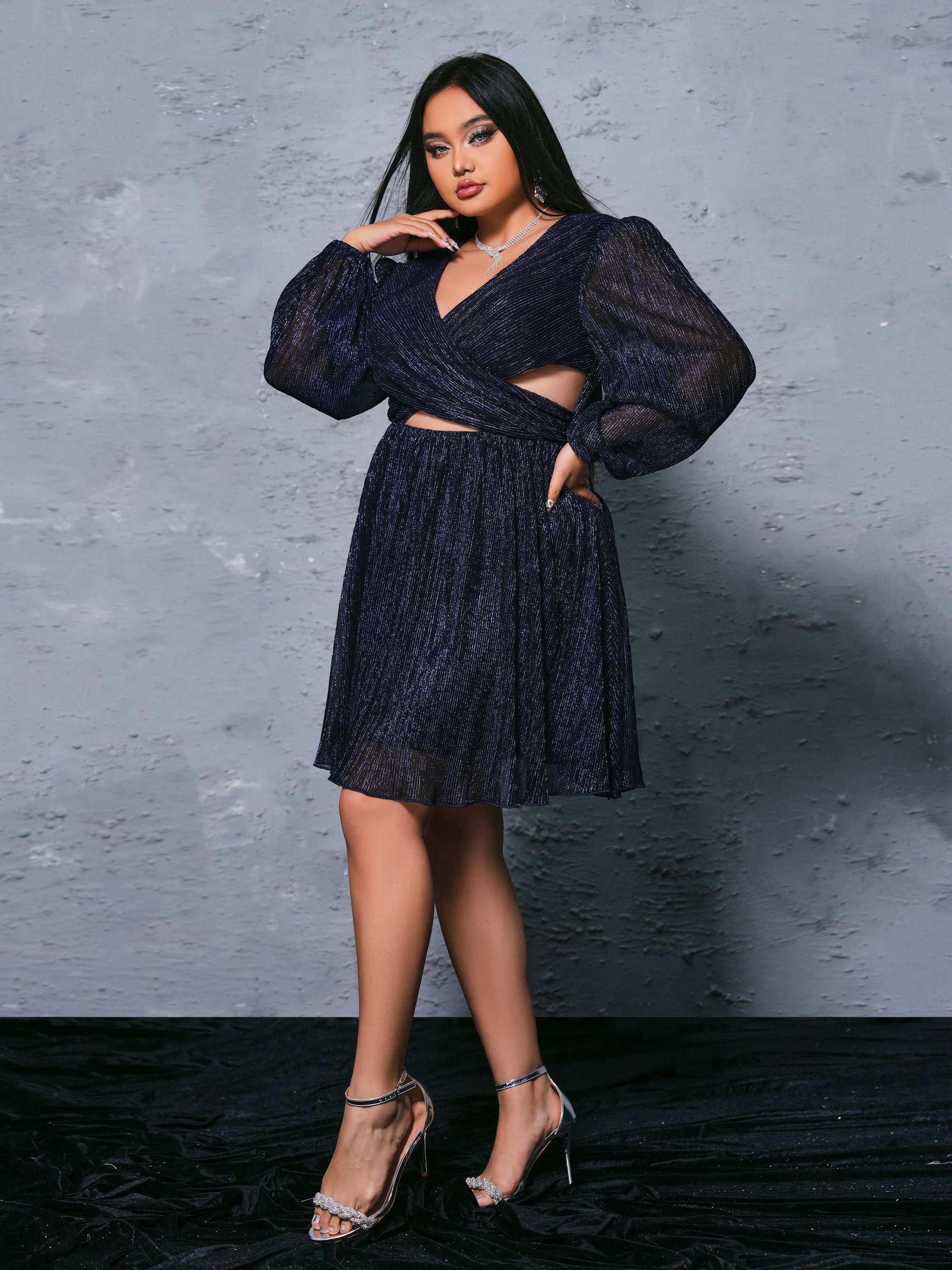 Vestido Mini Plissado Plus Size com Recorte e Decote em V - PRH30448