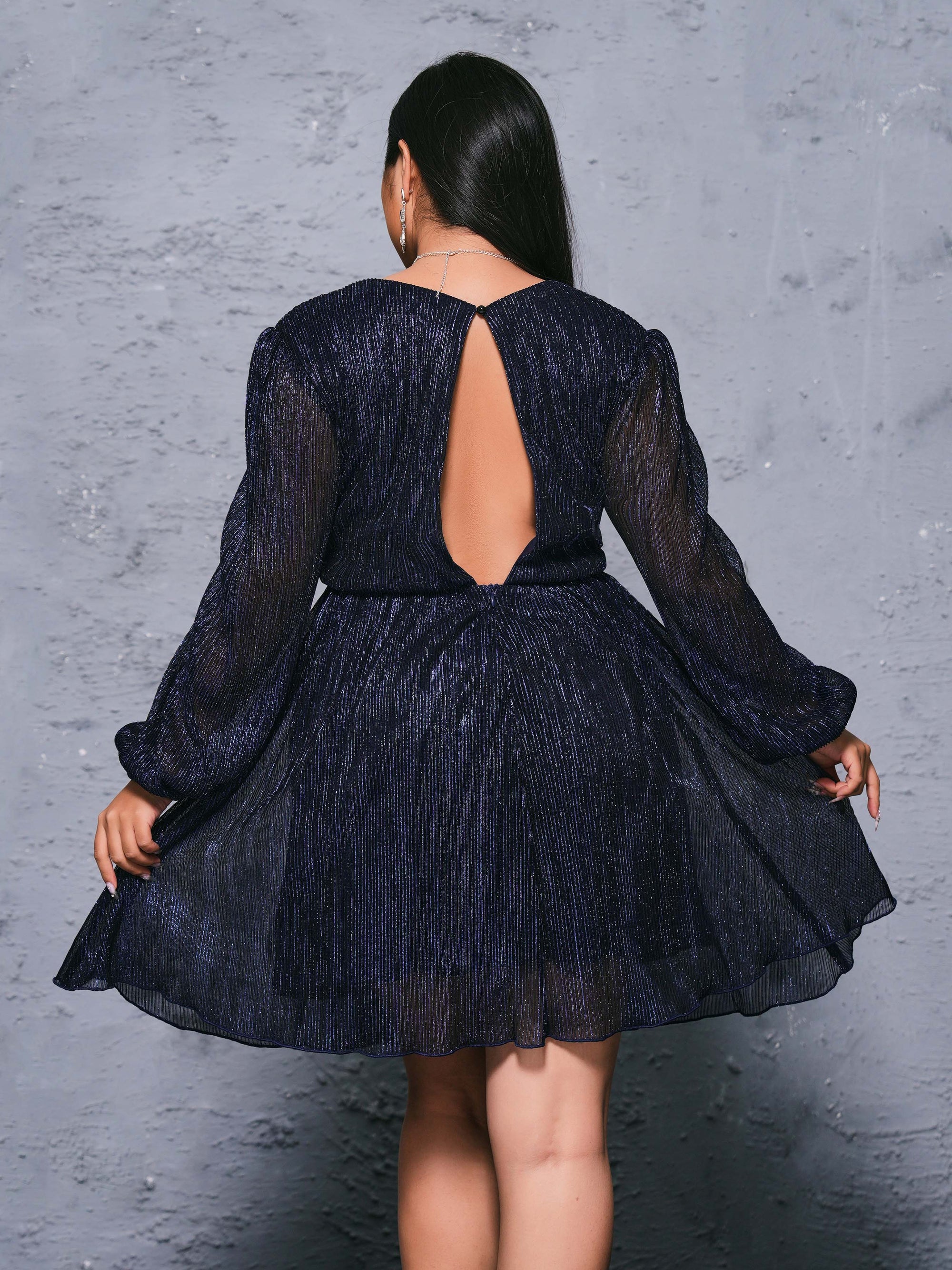 Vestido Mini Plissado Plus Size com Recorte e Decote em V - PRH30448