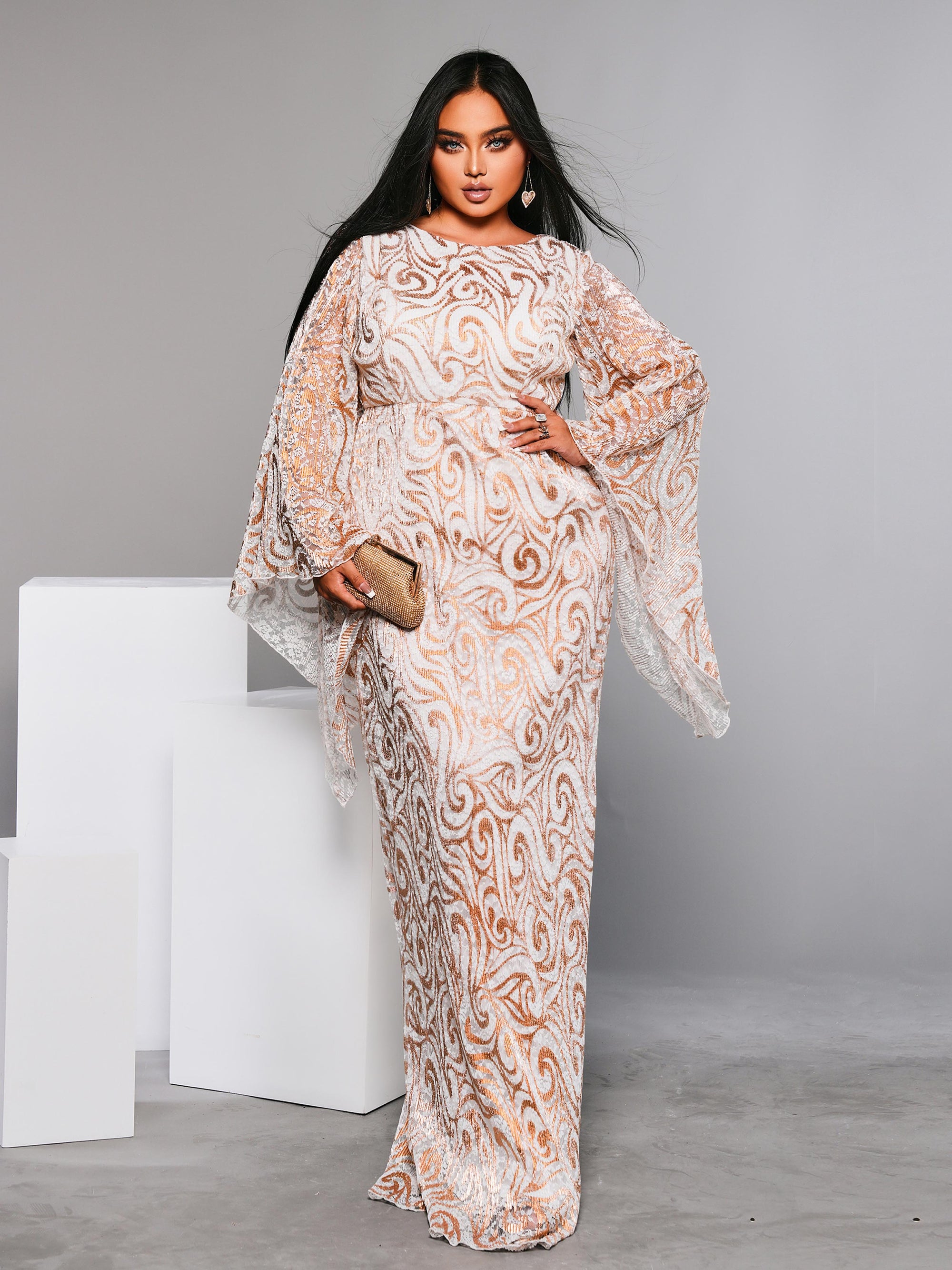 Vestido Dourado Plus Size com Decote Redondo e Manga Sino - Modelo PRX70137
